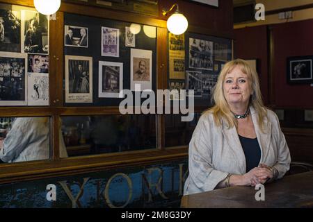 French House pub a Soho con la padrona di casa Lesley Lewis , Soho ,Londra ,Inghilterra , Regno Unito Foto Stock