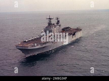 Una vista di prua del porto della nave d'assalto anfibio USS SAIPAN (LHA-2) durante le operazioni di interdizione marittima. Paese: Sconosciuto Foto Stock