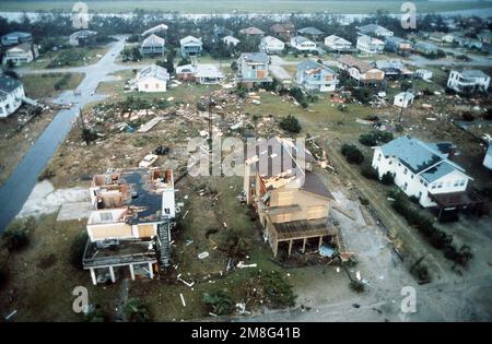 Una panoramica delle case danneggiate vicino alla base dell'aeronautica di Charleston dopo l'uragano Hugo. Stato: South Carolina(SC) Paese: Stati Uniti d'America (USA) Foto Stock