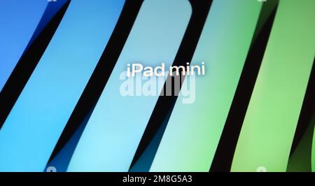 Visualizzazione di un iPad mini Foto Stock