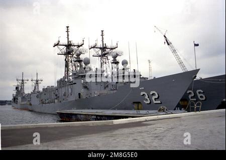 La fregata missilistica guidata USS JOHN L. HALL (FFG-32), al centro, si trova accanto alla fregata missilistica guidata USS GALLERY (FFG-26) presso la stazione navale. Base: Naval Station, Mayport Stato: Florida(FL) Paese: Stati Uniti d'America (USA) Foto Stock