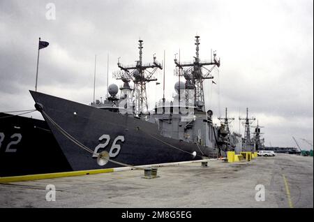 La fregata missilistica guidata USS GALLERY (FFG-26) è legata al molo tra molte altre navi della stazione navale. Base: Naval Station, Mayport Stato: Florida(FL) Paese: Stati Uniti d'America (USA) Foto Stock