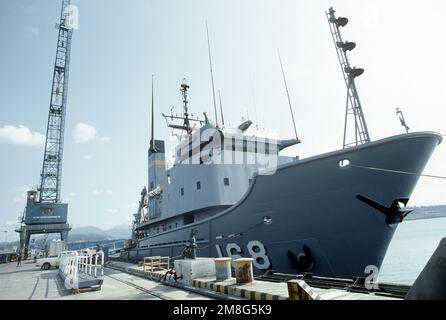 La flotta Ocean Tug USNS CATAWBA (T-ATF 168) si trova accanto a un molo accanto a una gru presso lo stabilimento di riparazione delle navi. Base: Naval Station, Subic Bay Stato: Luzon Paese: Philippines(PHL) Foto Stock