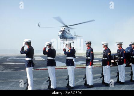 I Marines filippini, parte di una guardia d'onore marina unita degli Stati Uniti-filippini, stanno in formazione come un elicottero SA-330 Puma che trasporta il presidente filippino Corazon Aquino arriva sulla base. Base: Naval Station, Subic Bay Stato: Luzon Paese: Philippines(PHL) Foto Stock