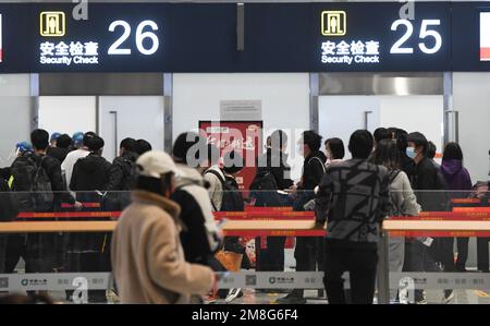 Pechino, provincia cinese dell'Hainan. 7th Jan, 2023. I passeggeri sono in coda per il controllo di sicurezza all'aeroporto internazionale Haikou Meilan di Haikou, nella provincia di Hainan, nella Cina meridionale, il 7 gennaio 2023. Credit: Notizie dal vivo su Yang Guanyu/Xinhua/Alamy Foto Stock