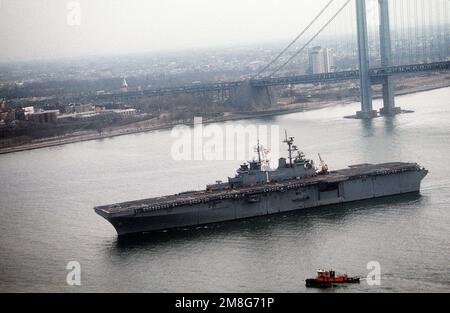 Una vista di prua del porto della nave d'assalto anfibia USS WASP (LHD-1) che entra nel porto di New York. Stato: New York (NY) Paese: Stati Uniti d'America (USA) Foto Stock