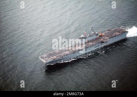 Una vista di prua del porto della nave d'assalto anfibia USS WASP (LHD-1) che entra nel porto di New York. Stato: New York (NY) Paese: Stati Uniti d'America (USA) Foto Stock