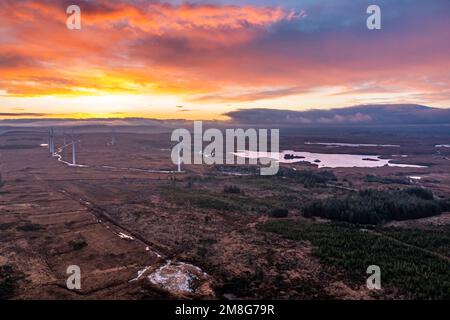 Incredibile alba presso il parco a vento Loughderryduff tra Ardara e Portnoo nella contea di Donegal, Irlanda. Foto Stock