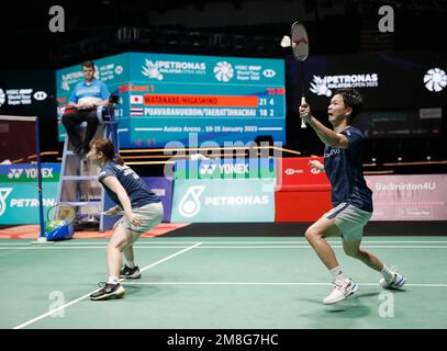 Kuala Lumpur, Malesia. 14th Jan, 2023. Yuta Watanabe e Arisa Higashino del Giappone giocano contro Dechapol Puavanukroh e Sapsiree Taerattanachai della Thailandia durante il match semifinale misto dei Petronas Malaysia Open 2023 all'Axiata Arena, Bukit Jalil. Yuta Watanabe e Arisa Higashino del Giappone hanno vinto con punteggi; 21/21 : 18/15 Credit: SOPA Images Limited/Alamy Live News Foto Stock