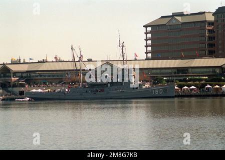 Una vista a dritta della flotta Tug USS PAPAGO (ATF 160) ormeggiata nel porto. Base: Naval Air Station, Pensacola Stato: Florida(FL) Paese: Stati Uniti d'America (USA) Foto Stock