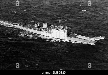 Una vista aerea a dritta della nave cisterna USS MOURE COUNTY (LST-1194) in rotta verso il Baltico per partecipare all'esercizio Teamwork '92. Il lavoro di squadra '92 è un esercizio multinazionale della NATO che coinvolge 45.000 truppe, 170 navi e 300 aerei provenienti da 11 nazioni. Soggetto operativo/Serie: LAVORO DI SQUADRA '92 Paese: Oceano Atlantico del Nord Foto Stock