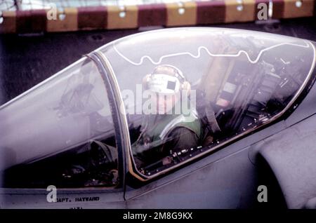 Un equipaggio del ponte di volo siede nell'abitacolo di un americano Marine Corps AV-8B Harrier II attacca l'aereo mentre viene trasportato sul ponte di volo della nave d'assalto anfibia USS NASSAU (LHA-4) prima del suo lancio durante il Teamwork '92. Il lavoro di squadra è un esercizio multinazionale della NATO che coinvolge 45.000 truppe, 170 navi e 300 aeromobili di 11 nazioni in operazioni marittime e aeree nell'Atlantico settentrionale e nel Mare di Norvegia e operazioni anfibie e terrestri lungo la costa norvegese. Paese: Mare di Norvegia Foto Stock