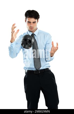 Uomo d'affari, levitazione e cranio nero in studio isolato su uno sfondo bianco. Mago, spirito e dipendente maschile che levita la testa o il cuoio capelluto in aria Foto Stock