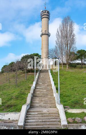 Torre di comunicazione per l'installazione di antenne e dispositivi per la ripetizione di segnali telefonici, sonori e di immagini. Foto Stock