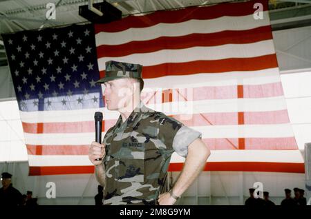 Il generale C. Mundy, Comandante del corpo Marino, si rivolge ad un pubblico. Si trova davanti a uno sfondo della bandiera americana all'interno di una baia hangar, durante la cerimonia di disattivazione del VMFA-333. Base: Beaufort Stato: South Carolina (SC) Nazione: Stati Uniti d'America (USA) Foto Stock