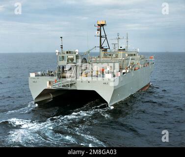 Una vista a tribordo della nave di sorveglianza oceanica USNS ABLE (T-AGOS-20) del comando militare di Sealift durante prove in mare di accettazione. Paese: Sconosciuto Foto Stock