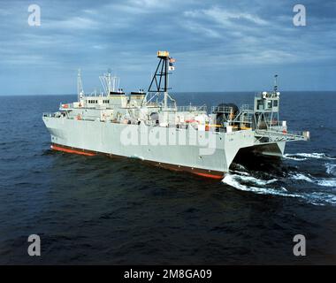 Una vista a tribordo della nave di sorveglianza oceanica USNS ABLE (T-AGOS-20) del comando militare di Sealift durante prove in mare di accettazione. Paese: Sconosciuto Foto Stock