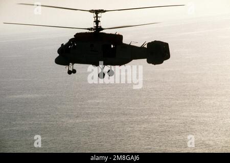 Un elicottero sovietico Ka-25 è silurato dal sole mentre si avvicina alle forze statunitensi che operano nel golfo durante l'operazione Desert Shield. Soggetto operazione/Serie: SCUDO DEL DESERTO Paese: Sconosciuto Foto Stock