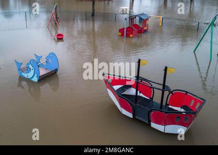 Bewdley, Worcestershire, 14 gennaio 2023 - Un parco giochi inondato a nord di Bewdley sulle rive del fiume Severn ha scoppiato le sue sponde vicino alla piccola città nel Worcestershire. Un parco giochi era allagato da gite in barca. Le barriere di difesa contro le inondazioni a Beales Corner stanno attualmente frenando i torrenti d'acqua che attualmente misurano 4,6 m di altezza, con i livelli di picco previsti nelle prime ore di domenica mattina. Un avvertimento meteorologico giallo per forti piogge è stato anche annunciato per l'Inghilterra occidentale, influenzando ulteriormente l'innalzamento del livello del fiume. Credito: Interrompi stampa Media/Alamy Live N Foto Stock