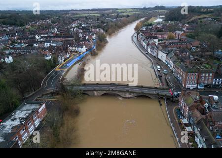 Bewdley, Worcestershire, 14 gennaio 2023 - il fiume Severn ha scoppiato le sue sponde vicino alla città di Bewdley nel Worcestershire. Un parco giochi era allagato da gite in barca. Le barriere di difesa contro le inondazioni a Beales Corner stanno attualmente frenando i torrenti d'acqua che attualmente misurano 4,6 m di altezza, con i livelli di picco previsti nelle prime ore di domenica mattina. Un avvertimento meteorologico giallo per forti piogge è stato anche annunciato per l'Inghilterra occidentale, influenzando ulteriormente l'innalzamento del livello del fiume. Credito: Stop Press MediaAlamy Live News Foto Stock