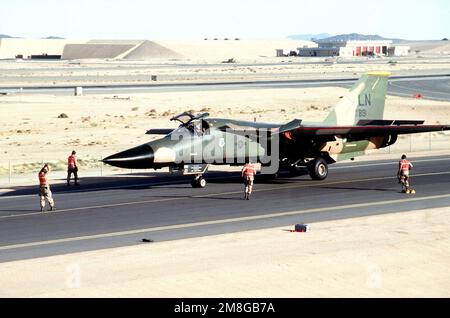 I capi dell'equipaggio e il personale di manutenzione della 48th Tactical Fighter Wing, Stati Uniti Air Force Europe, fare un controllo di preflight su un aereo da combattimento F-111F durante l'operazione Desert Shield. Subject Operation/Series: SCUDO DEL DESERTO Paese: Arabia Saudita (SAU) Foto Stock