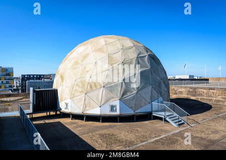 Il radome sul tetto dell'ex base sottomarina costruita dall'esercito tedesco durante la seconda guerra mondiale a Saint-Nazaire, Francia, ospita laboratori per bambini. Foto Stock