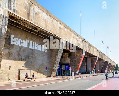 L'ex base sottomarina, costruita dall'esercito tedesco durante la seconda guerra mondiale a Saint-Nazaire, Francia, ospita la mostra Escall'Atlantic e l'ufficio turistico. Foto Stock