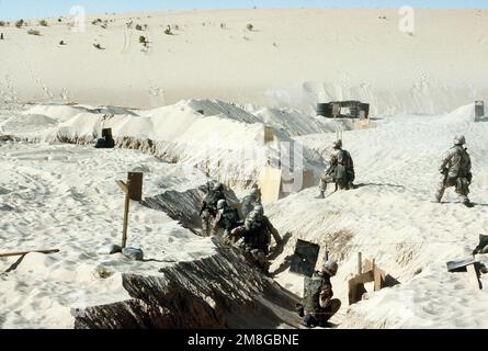 Soldati della Co.. C, 1st BN., 505th INF. Paracadute Reg. Muoviti attraverso una trincea durante le manovre, parte dell'Operation Desert Shield. Subject Operation/Series: SCUDO DEL DESERTO Paese: Arabia Saudita (SAU) Foto Stock
