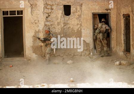 Un soldato di Co.. A, 3rd miliardi, 502nd INF. Reg., 101st Airborne Div., fornisce copertura quando un altro membro della sua unità entra in un edificio. I soldati stanno usando una città abbandonata per mettere in scena l'esercitazione di addestramento di guerra urbana durante l'operazione shield del deserto. Subject Operation/Series: SCUDO DEL DESERTO Paese: Arabia Saudita (SAU) Foto Stock