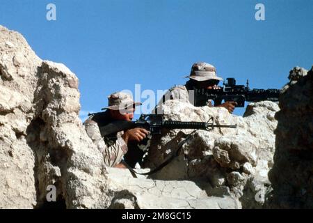 Soldati di Co.. A, 3rd BN., 502nd INF. Reg., 101st APN. BDE., partecipa a un allenamento di guerra urbana in una città abbandonata durante l'operazione Desert Shield. Il soldato in primo piano è armato di un fucile M-16A2, mentre quello in background è una mitragliatrice M-60 da 7,62mm. Subject Operation/Series: SCUDO DEL DESERTO Paese: Arabia Saudita (SAU) Foto Stock