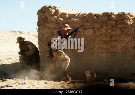 Soldati di Co.. A, 3rd BN., 502nd INF. Reg., 101st APN. BDE., partecipa a un allenamento di guerra urbana in una città abbandonata durante l'operazione Desert Shield. Il soldato di fronte è armato di un fucile M-16A2. Subject Operation/Series: SCUDO DEL DESERTO Paese: Arabia Saudita (SAU) Foto Stock