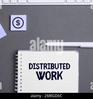 Visualizzazione concettuale lavoro distribuito. Parola scritta su praticato dalle imprese che utilizzano le strutture di rete Foto Stock