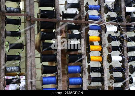 14 gennaio 2023, Bantul, Regione Speciale di Yogyakarta, Indonesia: Un artigiano prepara filati colorati come processo per la produzione di Lurik, uno dei tessuti tradizionali indonesiani a Bantul, Regione Speciale di Yogyakarta. (Credit Image: © Angga Budhiyanto/ZUMA Press Wire) SOLO PER USO EDITORIALE! Non per USO commerciale! Credit: ZUMA Press, Inc./Alamy Live News Foto Stock