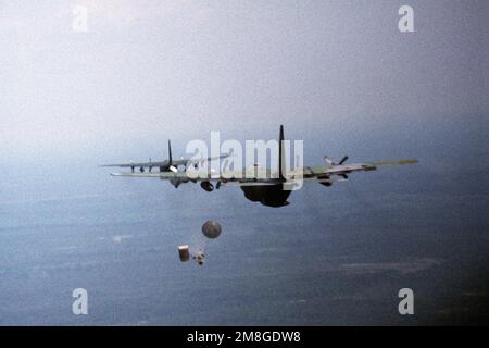 Pallet di forniture sono caduti da 62nd Airlift Squadron C-130 Hercules aeromobili. Il 62nd sta partecipando a un'ispezione di preparazione operativa (ORI) e sta esercitando Ocean Venture '92. Subject Operation/Series: OCEAN VENTURE '92 base: Little Rock Air Force base Stato: Arkansas (AR) Paese: Stati Uniti d'America (USA) Foto Stock