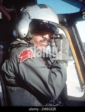 Il co-pilota LT Gregory Gibson, di Helicopter Mine Countermisures Squadron 14 (HM-14), abbassa la visiera mentre esegue un'ispezione prima del volo sul suo elicottero MD-53E Sea Dragon. La missione di oggi prevede l'implementazione di un dispositivo di influenza elettromagnetica Mark 105 nelle acque al largo di Atlantic Beach, N.C., come parte dell'esercizio Ocean Venture '92. Soggetto operativo/Serie: OCEAN VENTURE '92 base: Naval Air Station, Norfolk Stato: Virginia(VA) Paese: Stati Uniti d'America (USA) Foto Stock