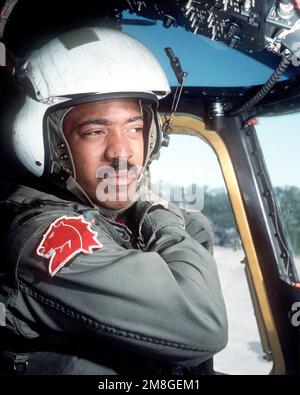 Il co-pilota LT Gregory Gibson, della miniera di elicotteri contromisure Squadron 14 (HM-14), regola la sua imbracatura mentre esegue un'ispezione pre-volo sul suo elicottero MD-53E Sea Dragon. La missione di oggi prevede l'implementazione di un dispositivo di influenza elettromagnetica Mark 105 nelle acque al largo di Atlantic Beach, N.C., come parte dell'esercizio Ocean Venture '92. Soggetto operativo/Serie: OCEAN VENTURE '92 base: Naval Air Station, Norfolk Stato: Virginia(VA) Paese: Stati Uniti d'America (USA) Foto Stock