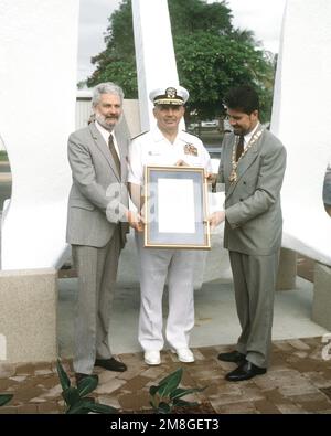 Arthur, comandante della settima flotta, presenta una targa a Tony Mooney, sindaco di Townsville, e ad altri dignitario durante una cerimonia di dedicazione dell'ancora che commemora il 50th° anniversario della Battaglia del Mar dei Coralli. Base: Townsville Stato: Queensland Paese: Australia(AUS) Foto Stock