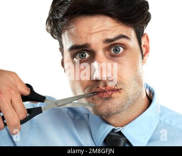 Ritratto, forbici e cucito sulle labbra di un uomo in studio isolato su uno sfondo bianco taglio per la libertà di parola. Comunicazione, silenzioso e. Foto Stock