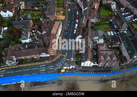 Bewdley, Worcestershire, Regno Unito. 14 gennaio 2023 - i lavoratori dell'Agenzia dell'ambiente hanno trattenuto il fiato mentre il fiume Severn continua a innalzarsi di fronte alle barriere di difesa contro le inondazioni a Beales Corner, che attualmente bloccano i torrenti d'acqua che attualmente misurano 4,6 m di altezza, con i picchi attesi all'inizio ore di domenica mattina. Un avvertimento meteorologico giallo per forti piogge è stato anche annunciato per l'Inghilterra occidentale, influenzando ulteriormente l'innalzamento del livello del fiume. Credito: Interrompi stampa Media/Alamy Live News Foto Stock