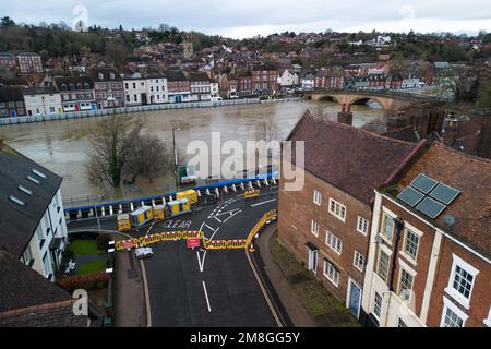 Bewdley, Worcestershire, Regno Unito. 14 gennaio 2023 - i lavoratori dell'Agenzia dell'ambiente hanno trattenuto il fiato mentre il fiume Severn continua a innalzarsi di fronte alle barriere di difesa contro le inondazioni a Beales Corner, che attualmente bloccano i torrenti d'acqua che attualmente misurano 4,6 m di altezza, con i picchi attesi all'inizio ore di domenica mattina. Un avvertimento meteorologico giallo per forti piogge è stato anche annunciato per l'Inghilterra occidentale, influenzando ulteriormente l'innalzamento del livello del fiume. Credito: Interrompi stampa Media/Alamy Live News Foto Stock