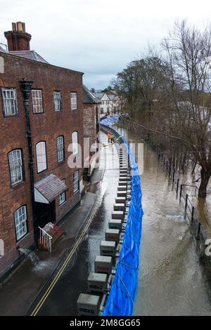 Bewdley, Worcestershire, Regno Unito. 14 gennaio 2023 - i lavoratori dell'Agenzia dell'ambiente hanno trattenuto il fiato mentre il fiume Severn continua a innalzarsi di fronte alle barriere di difesa contro le inondazioni a Beales Corner, che attualmente bloccano i torrenti d'acqua che attualmente misurano 4,6 m di altezza, con i picchi attesi all'inizio ore di domenica mattina. Un avvertimento meteorologico giallo per forti piogge è stato anche annunciato per l'Inghilterra occidentale, influenzando ulteriormente l'innalzamento del livello del fiume. Credito: Interrompi stampa Media/Alamy Live News Foto Stock