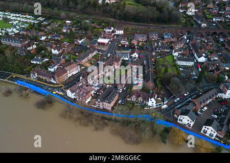 Bewdley, Worcestershire, Regno Unito. 14 gennaio 2023 - i lavoratori dell'Agenzia dell'ambiente hanno trattenuto il fiato mentre il fiume Severn continua a innalzarsi di fronte alle barriere di difesa contro le inondazioni a Beales Corner, che attualmente bloccano i torrenti d'acqua che attualmente misurano 4,6 m di altezza, con i picchi attesi all'inizio ore di domenica mattina. Un avvertimento meteorologico giallo per forti piogge è stato anche annunciato per l'Inghilterra occidentale, influenzando ulteriormente l'innalzamento del livello del fiume. Credito: Interrompi stampa Media/Alamy Live News Foto Stock