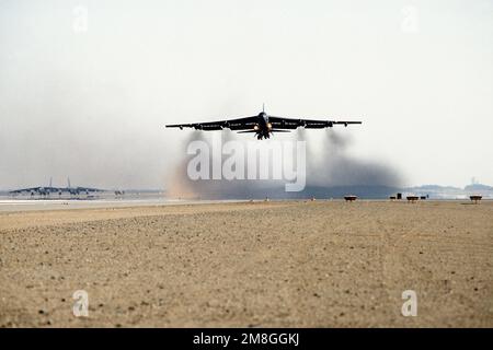 Un B-52G Stratofortress bombardiere del 1708th Bomb Wing decollo in una missione durante l'operazione Desert Storm.. Soggetto operativo/Serie: DESERT STORM Paese: Sconosciuto Foto Stock