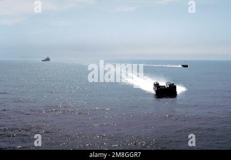 Un velivolo a cuscino d'aria (LCAC) si allontana dalla nave di sbarco USS ASHLAND (LSD-48). Paese: Oceano Atlantico (AOC) Foto Stock