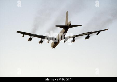 Un B-52G Stratofortress bombardiere della 1708th Bomba Wing, armato di bombe sui piloni alari, decollare in una missione durante l'operazione Desert Storm. Soggetto operativo/Serie: DESERT STORM Paese: Sconosciuto Foto Stock