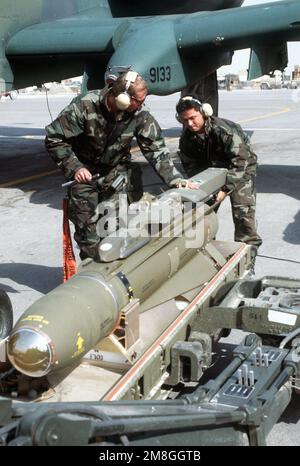 Gli specialisti delle munizioni della 23rd Tactical Fighter Wing, England Air Force base, la., caricano un missile aria-superficie AGM-65 Maverick su un velivolo di attacco A-10A Thunderbolt II prima di una sortie a sostegno di Operation Desert Storm. Soggetto operativo/Serie: DESERT STORM Paese: Sconosciuto Foto Stock