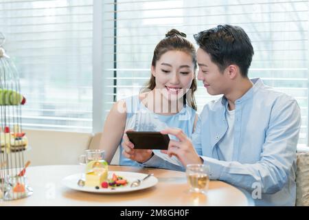 Il tè pomeridiano tempo giovani amanti Foto Stock