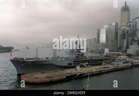 Una vista di prua del porto della nave di comando anfibia USS BLUE RIDGE (LCC-19), nave ammiraglia della flotta 7th, ormeggiata presso la centrale navale britannica HMS Tamar. Paese: Hong Kong (HKG) Foto Stock