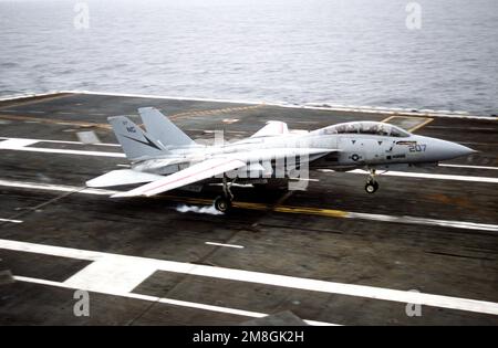 Un aereo Fighter Squadron 24 (VF-24) F-14A Tomcat viene lanciato dal ponte di volo della portaerei nucleare USS NIMITZ (CVN-68) durante le operazioni di volo a bordo della nave. Paese: Sconosciuto Foto Stock