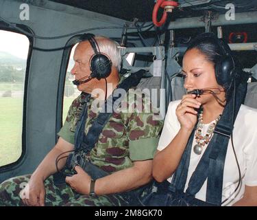 GEN Manuel Antonio Murillo, capo di stato maggiore dell'esercito colombiano, arriva in un canale di Panama USA Sito di addestramento dell'esercito Southern Command tramite elicottero UH-60 Black Hawk. Il generale è accompagnato da Nilda Fitzgerald, traduttore. Nazione: Panama (PAN) Foto Stock
